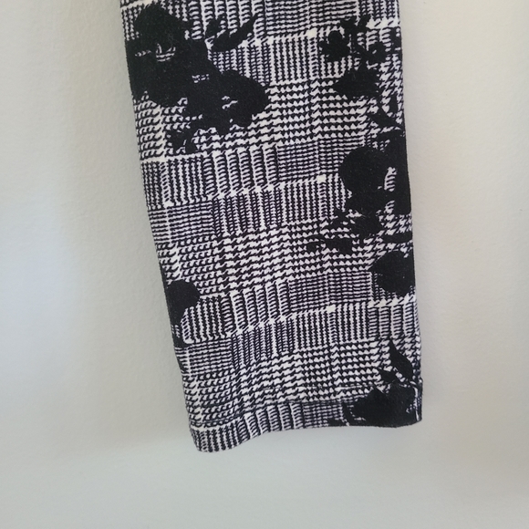 Small Long Sleeved Black and White Foral Top - Picture 5 of 6